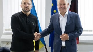 Bundeskanzler Olaf Scholz und Wolodymyr Selenskyj, Präsident der Ukraine, treffen sich zu einem bilateralen Gespräch