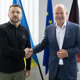 Bundeskanzler Olaf Scholz und Wolodymyr Selenskyj, Präsident der Ukraine, treffen sich zu einem bilateralen Gespräch