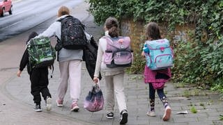 Kinder auf dem Weg zur Schule. Eine Aktion des Innenministerium soll den Schulweg sicherer machen.