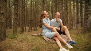 Prinzessin Kate und Prinz William sitzen lachend in einem Wald. Sie hat ihre Chemotherapie beendet.