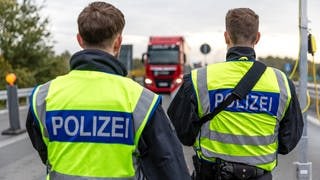 Beamte der Bundespolizei beobachten an der Autobahn A15, an der Grenze zwischen Polen und Deutschland, den aus Polen einreisenden Fahrzeugverkehr.