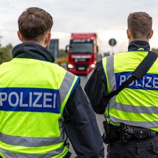 Beamte der Bundespolizei beobachten an der Autobahn A15, an der Grenze zwischen Polen und Deutschland, den aus Polen einreisenden Fahrzeugverkehr.