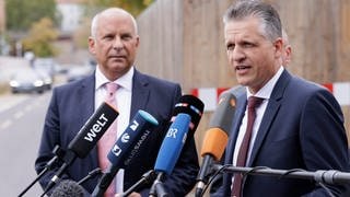 Hessens Innenminister Roman Poseck (l, CDU, und Thorsten Frei (CDU), Erster Parlamentarischer Geschäftsführer der CDUCSU-Bundestagsfraktion, geben ein Pressestatement zu der Fortsetzung der Gespräche der Ampel-Koalition mit Union und Ländern zur Migrationspolitik.