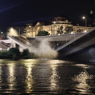 Man sieht ein weiteres Brückenteil der Carolabrücke in Dresden, das gerade einstürzt: Abrissarbeiten werden an der Carolabrücke durchgeführt. Durch Abrissarbeiten ist ein weiterer Teil der Carolabrücke in Dresden eingebrochen.