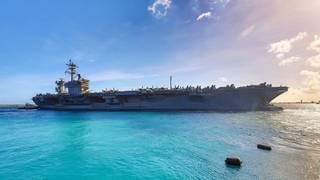 Der Flugzeugträger USS Theodore Roosevelt der US-Marine der Nimitz-Klasse verlässt Guam und sticht in See. Die negativ auf Covid-19 getestete Besatzung ist aus der Quarantäne entlassen und kehrt auf See zurück, um ihren geplanten Einsatz im Indopazifik fortzusetzen.