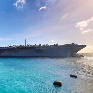 Der Flugzeugträger USS Theodore Roosevelt der US-Marine der Nimitz-Klasse verlässt Guam und sticht in See. Die negativ auf Covid-19 getestete Besatzung ist aus der Quarantäne entlassen und kehrt auf See zurück, um ihren geplanten Einsatz im Indopazifik fortzusetzen.