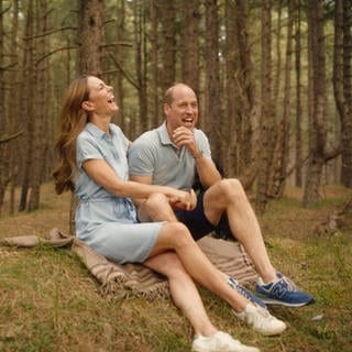 Prinzessin Kate und Prinz William sitzen lachend in einem Wald. Sie hat ihre Chemotherapie beendet.