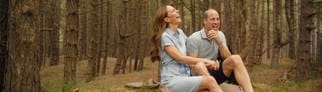 Prinzessin Kate und Prinz William sitzen lachend in einem Wald. Sie hat ihre Chemotherapie beendet.