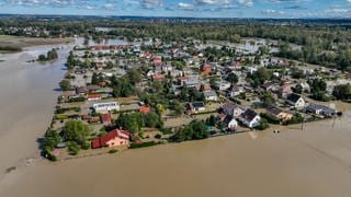 Ein Drohnenbild zeigt die Hochwassersituation im Bezirk Ostrava-Koblov in Tschechien.