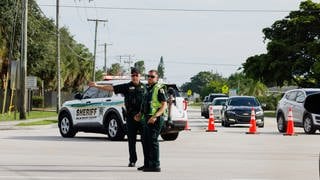 Polizeibeamte leiten den Verkehr in der Nähe des Trump International Golf Club um. 