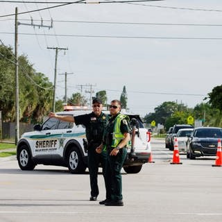 Polizeibeamte leiten den Verkehr in der Nähe des Trump International Golf Club um. 