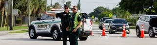 Polizeibeamte leiten den Verkehr in der Nähe des Trump International Golf Club um. 