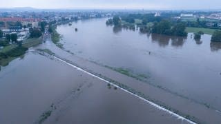 Das Hochwasser der Elbe tritt in der Flutrinne zwischen den Dresdner Stadtteilen Kaditz und Mickten über das Ufer (Aufnahme mit Drohne).