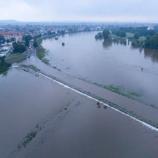 Das Hochwasser der Elbe tritt in der Flutrinne zwischen den Dresdner Stadtteilen Kaditz und Mickten über das Ufer (Aufnahme mit Drohne).