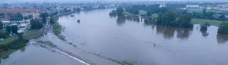 Das Hochwasser der Elbe tritt in der Flutrinne zwischen den Dresdner Stadtteilen Kaditz und Mickten über das Ufer (Aufnahme mit Drohne).