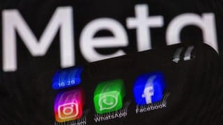 Man sieht die Logos von Facebook, Instagram und Whatsapp vor dem Logo ihres Mutterkonzerns Meta. Meta lässt jetzt auf seinen Diensten keine russischen Staatsmedien mehr zu.