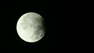 Gegen Morgen zeigt sich dieses Phänomen: Zusätzlich zum Supermond können wir eine partielle Mondfinsternis bestaunen. Rechts sieht der Mond dadurch wie angeknabbert aus.