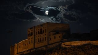 Irak: Der Supermond steigt hinter der Zitadelle der nordirakischen Stadt Erbil auf.