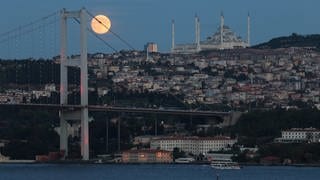 Zauberhafter Anblick am Bosporus: der Supermond über Istanbul.