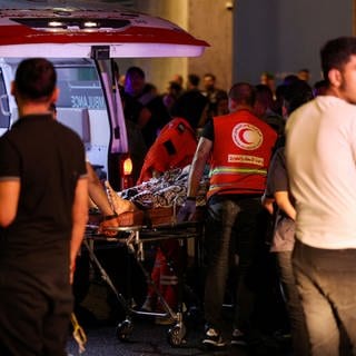 Explodierte Pager in Beirut: Einer der Verletzten wird abtransportiert.