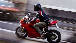 Ein Motorradfahrer fährt schnell durch eine Stadt. In Rüsselsheim bekommt ein junger Biker jetzt eine heftige Strafe.