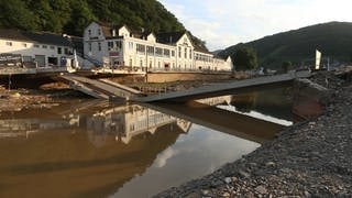 Im Landkreis Ahrweiler liegt eine zerstörte Brücke in der Ahr.