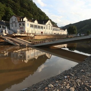 Im Landkreis Ahrweiler liegt eine zerstörte Brücke in der Ahr.