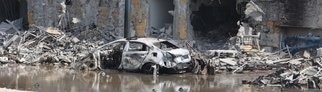 Ein zerstörtes Auto steht in den Trümmer eines zerstörten Gebäudes in der israelischen Grenzstadt Sdero.