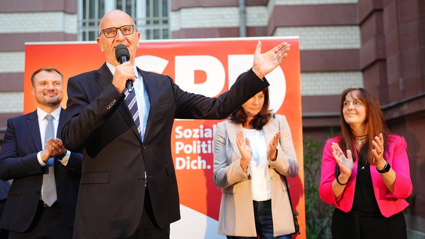 Dietmar Woidke, Ministerpräsident und Vorsitzender der SPD in Brandenburg steht nach Bekanntgabe der ersten Prognosen bei der SPD-Wahlparty auf der Bühne.