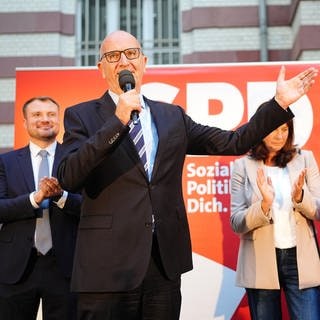 Dietmar Woidke, Ministerpräsident und Vorsitzender der SPD in Brandenburg steht nach Bekanntgabe der ersten Prognosen bei der SPD-Wahlparty auf der Bühne. 