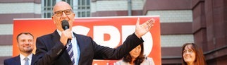 Dietmar Woidke, Ministerpräsident und Vorsitzender der SPD in Brandenburg steht nach Bekanntgabe der ersten Prognosen bei der SPD-Wahlparty auf der Bühne. 