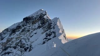 Bergsteiger und Bergführer sind auf dem Mount Everest unterwegs. – Wissenschaftler haben jetzt herausgefunden, warum der Berg schneller wächst als der Rest vom Himalaja