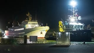 Die manövrierunfähige Helgolandfähre «Funny Girl» mit knapp 250 Menschen an Bord hat am frühen Morgen nach stundenlanger Fahrt auf der Nordsee das Festland erreicht.