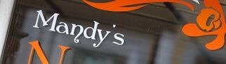 „Mandy's Nageloase“ steht auf einer Schaufensterscheibe; das Genitiv-s bei Eigennamen wurde bisher als Deppen-Apostroph bezeichnet