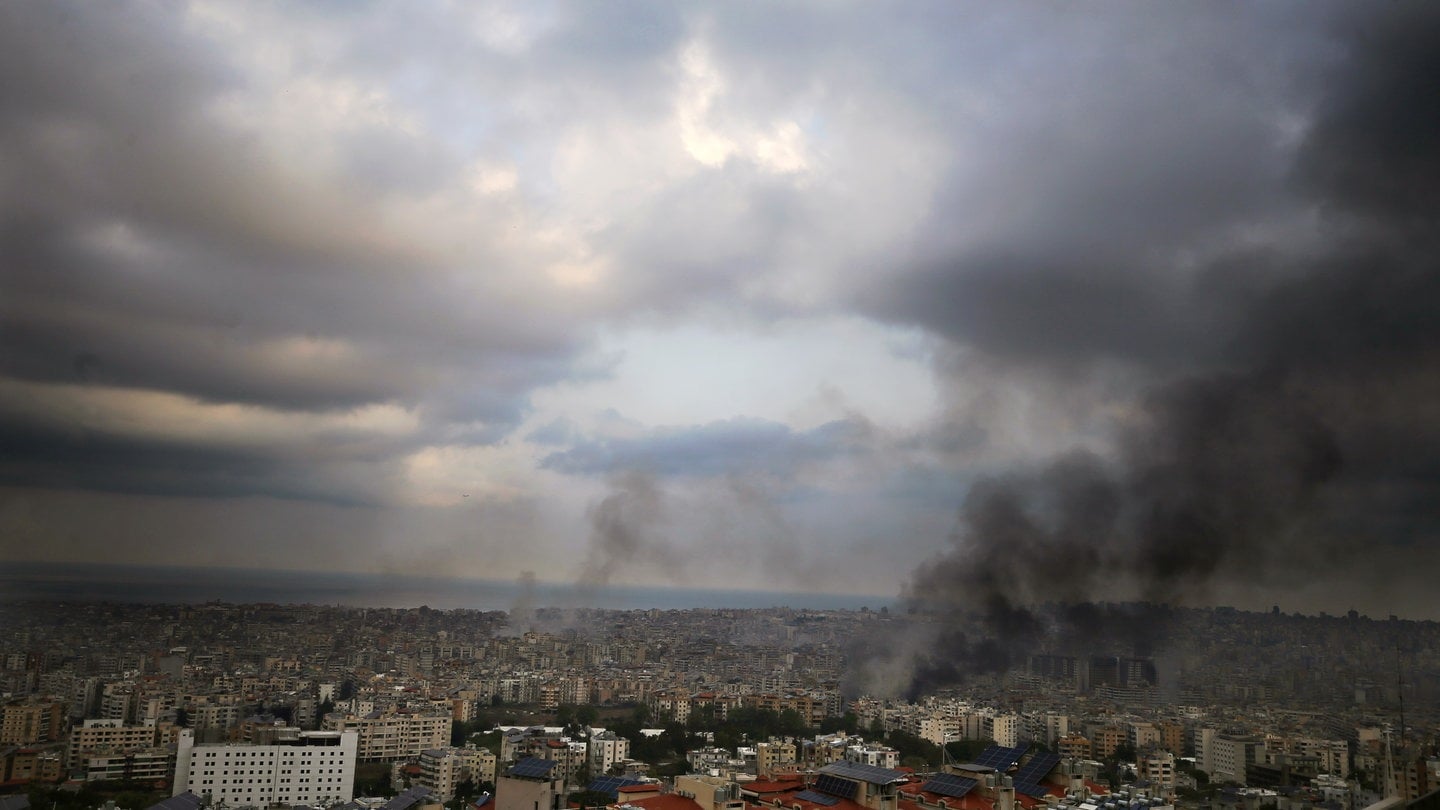 Nach den schweren israelischen Luftangriffen in der Nacht auf Beirut steigt an verschiedenen Stellen im südlichen Vorort von Beirut starker Rauch auf.