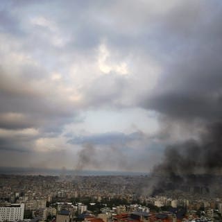 Nach den schweren israelischen Luftangriffen in der Nacht auf Beirut steigt an verschiedenen Stellen im südlichen Vorort von Beirut starker Rauch auf.