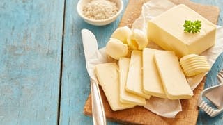 Sehr viel Butter, fein und kunstvoll geschnitten, mit Dekorationsgemüse. So viel Butter auf einmal wird teuer – richtig teuer! Zum Jahresende werden Rekord-Preise erwartet. Wir schauen, woran das liegt.