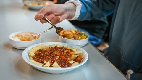 Studierende essen in einer Mensa einer Hochschule