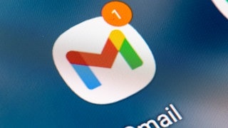 Auf dem Bildschirm eines Smartphones sieht man das Icon der App Gmail. 