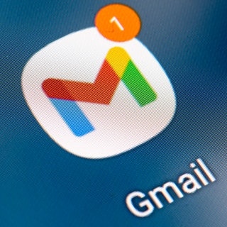 Auf dem Bildschirm eines Smartphones sieht man das Icon der App Gmail. 