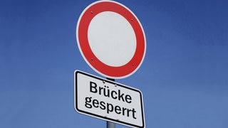 Auf einem Schild steht „Brücke gesperrt“