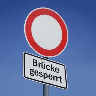 Auf einem Schild steht „Brücke gesperrt“