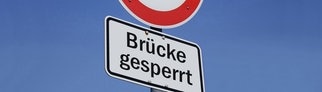 Auf einem Schild steht „Brücke gesperrt“