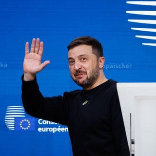 Wolodymyr Selenskyj, Präsident der Ukraine, winkt nach einer Pressekonferenz während eines EU-Gipfels.