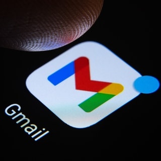 Symbolbild eines Handydisplays mit der App Gmail. Etwa 2,5 Milliarden Menschen nutzen Gmail. Jetzt sind ihre Nutzerkonten durch eine KI-Betrugsmasche in Gefahr. Wir erklären, wie ihr euch schützen könnt.