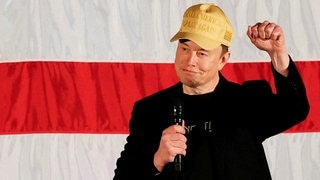 Tesla-Gründer, X-Chef und Trump-Unterstützer Elon Musk reckt die Faust in die Luft während einer Veranstaltung von America PAC in Folsom, Pennsylvania