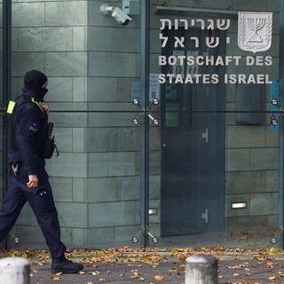 Ein Polizist läuft vor der israelischen Botschaft in Berlin vorbei