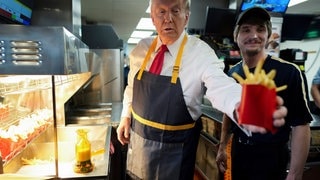 Donald Trump, Präsidentschaftskandidat der Republikaner und ehemaliger US-Präsident, gibt eine Pommes-Bestellung aus, nachdem er mit einem Angestellten während eines Besuchs bei McDonald's in Feasterville-Trevose zusammengearbeitet hat.