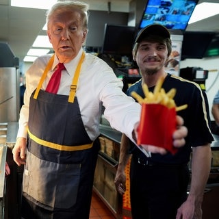 Donald Trump, Präsidentschaftskandidat der Republikaner und ehemaliger US-Präsident, gibt eine Pommes-Bestellung aus, nachdem er mit einem Angestellten während eines Besuchs bei McDonald's in Feasterville-Trevose zusammengearbeitet hat.