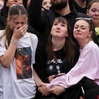 Menschen nehmen an einer Mahnwache für den 31-jährigen One Direction-Sänger Liam Payne aus Wolverhampton im Hyde Park teil.